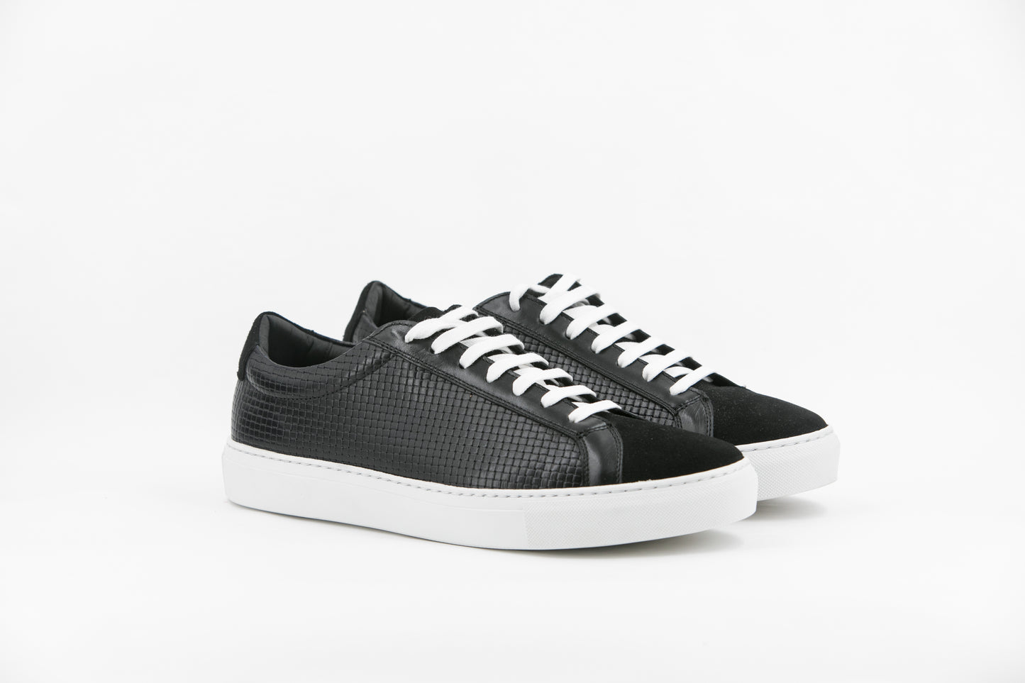 LOW TOP TRAINER BLACK AND WHITE