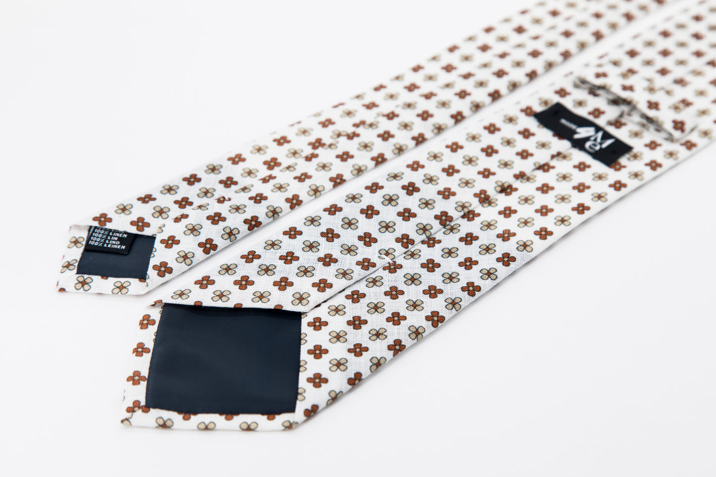 TIE - Kamel Clover On White Background