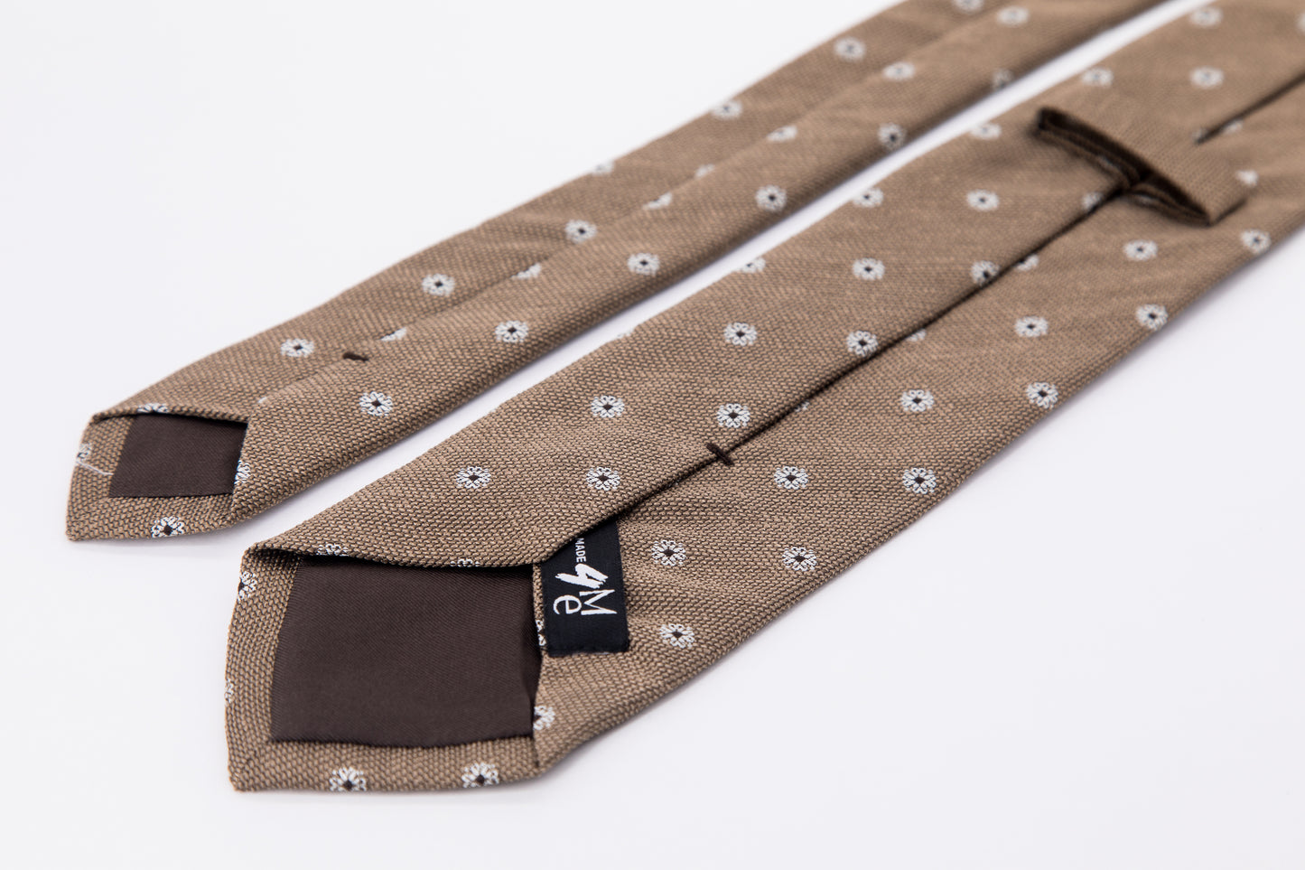 TIE - Black and White Daisy On Beige Background